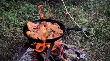 Açık ateşte yemek pişirmek.