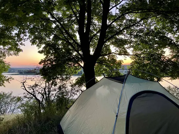 Sabahları ormanda çadır.