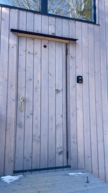 Bir dağ evinde ahşap kapılar