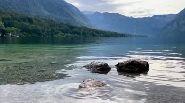 Yazın dağlarda büyük bir göl. Slovenya 'da Göl Kanadı