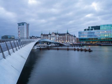 Lille Langebro bisikleti, yaya köprüsü ve Kopenhag, Danimarka 'daki binalar.