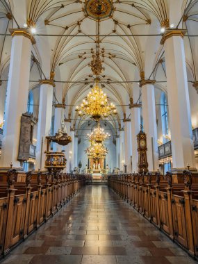 Kurtarıcımız Kilisesi 'nin dikey açılı görüntüsü servis sonrası iç mekan, Kopenhag, Danimarka