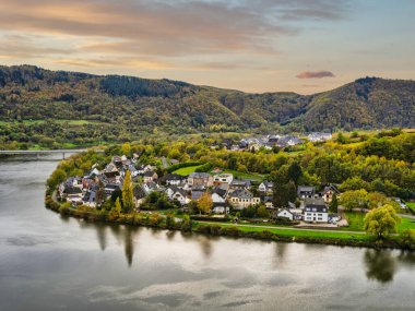 Senhals köyü, Almanya 'nın Cochem-Zell eyaletinde yer alan Moselle Nehri' ne bağlı bir köydür.