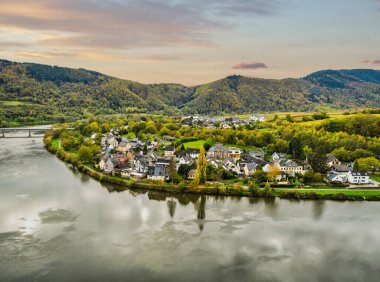 Moselle nehir kıvrımındaki Senhals köyü ve Almanya 'nın Cochem-Zell eyaletinde yer alan sıradağlar.