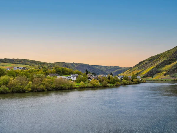 Aldeia Senhals Margem Rio Moselle Durante Uma Tarde Céu Limpo — Fotografia de Stock