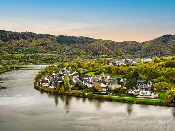 德国Cochem Zell区Moselle河弯道上的Senhals村和茂密的山区 — 图库照片
