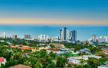 Güney Afrika, KwaZulu-Natal 'da günbatımında gökyüzü manzarası uMhlanga banliyösü ve sahil silueti