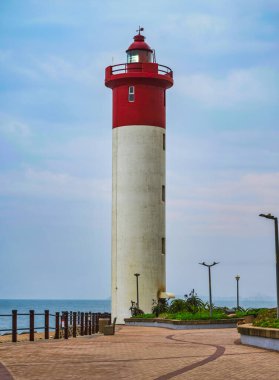 uMhlanga Deniz feneri ve günbatımından önce KwaZulu-Natal, Güney Afrika 'da halk yolu