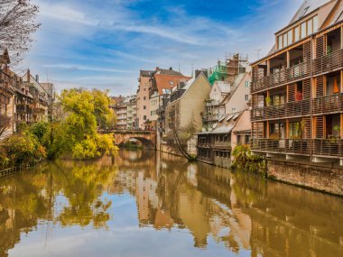 Almanya 'nın Nuremberg kentindeki Pegnitz nehri üzerindeki güzel renkli binalar ve Karls köprüsü