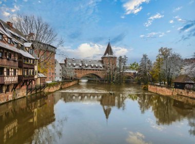 Pegnitz Nehri üzerindeki Fronveste Köprüsü ve Schlayerturm Kulesi, Nuremberg, Almanya