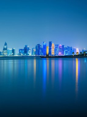Doha şehrinin gökdelenlerinin dikey uzun pozlama görüntüleri Katar 'ın Doha şehrinde gece aydınlandı.