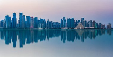 Gün batımında Doha şehrinin panorama çekimi, Doha, Katar