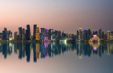 Gün batımından sonra Doha şehrinin Panorama çekimi, Doha, Katar