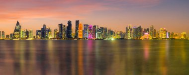 Doha şehrinin gökdelenlerinin uzun pozu Katar 'ın Doha şehrinde gece aydınlandı.