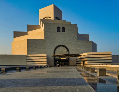 İslami Sanat Müzesi Doha ana girişi açık mavi gökyüzüyle