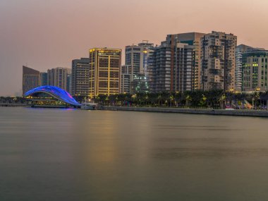 Lusail sahili modern metropol Doha, Katar 'da günbatımında aydınlandı.