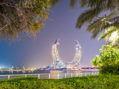 Lusail plaj parkı modern binalar gece Doha, Katar