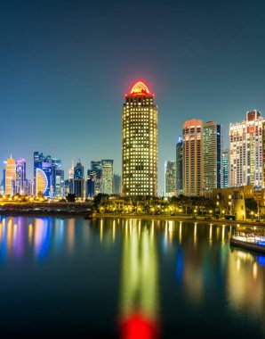 Doha şehrinin dikey görüntüsü renkli ışıklarla aydınlatılmış, Doha, Katar