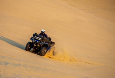 Katar, Doha 'da kum tepelerini motorsikletle dövmek