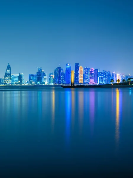 Imagem Vertical Longa Exposição Skylines Cidade Doha Iluminados Noite Doha — Fotografia de Stock