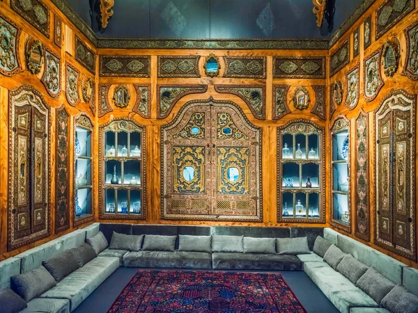 Traditionele Arabische Lounge Met Poef Kalligrafie Decoratie — Stockfoto