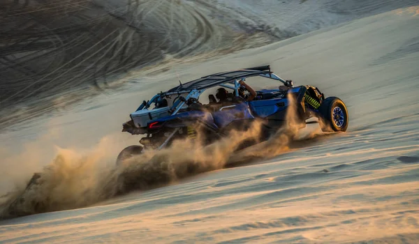 Сделанный Заказ Автомобиль Пустыне Разбивающий Песчаные Дюны Дохе Катар — стоковое фото
