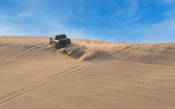 Woestijn Safari Een Zwarte Suv Beukt Door Arabische Zandduinen Doha — Stockfoto
