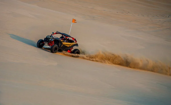 Сделанный Заказ Автомобиль Сафари Пустыне Разбивающий Песчаные Дюны Дохе Катар — стоковое фото