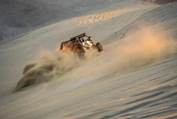 Сделанный Заказ Автомобиль Пустыня Разбивающий Песчаные Дюны Дохе Катар — стоковое фото