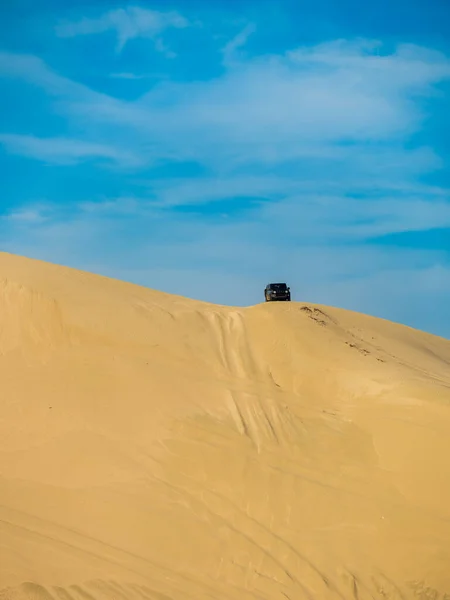 Desert Safari Suv Preto Está Topo Das Dunas Areia Árabe — Fotografia de Stock