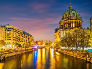 Berlin Katedrali ve ışıklar gece Spree Kanalı 'na yansıyor, Almanya
