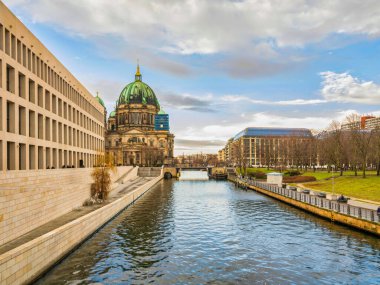 Berlin Katedrali, Spree Kanalı ve tarihi binalar güzel bir kış öğleden sonrasında, Almanya