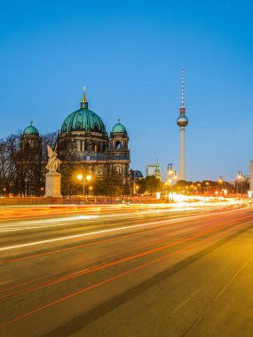 Berlin Kulesi, Kubbe ve ışık yolları Berlin, Almanya 'da gece gündüz yol alıyor.