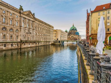 Berlin Katedrali ve Spree Kanalı 'ndaki tarihi binalar güzel bir kış öğleden sonrasında, Almanya