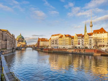 Günbatımında Spree Kanalı 'ndaki tarihi binalar, TV kulesi ve Berlin Katedrali, Almanya