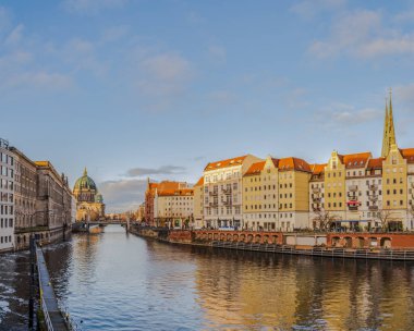 Günbatımında Spree Kanalı 'ndaki tarihi binalar ve Berlin Katedrali, Almanya