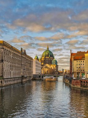 Berlin Katedrali, Spree Kanalı ve Almanya 'daki tarihi binalar