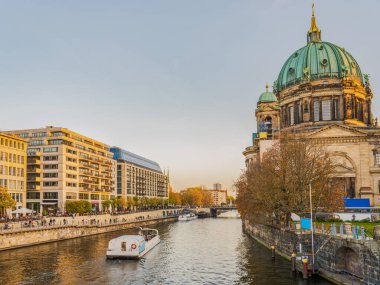 Berlin Katedrali ve Spree Kanalı, Almanya 'da hareket eden bir tekne.