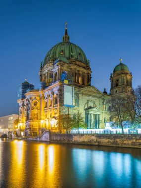 Berlin Katedrali ve ışıklar gece Spree Kanalı 'na yansıyor
