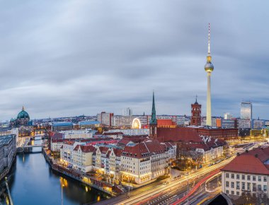 Berlin şehir ışıkları gün batımından sonra, Almanya