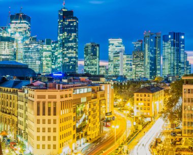 Frankfurt eski ve modern bina gece aydınlandı, Almanya