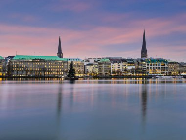 Hamburg şehir merkezi, Almanya 'nın Binnenalster Gölü alacakaranlığında ışıklarla aydınlandı.