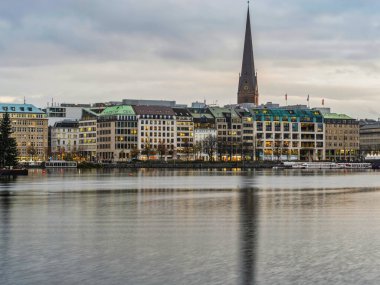 Almanya 'da Noel şenliği sırasında Binnenalster Gölü üzerindeki Hamburg şehir merkezi