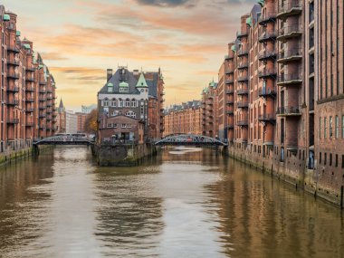 Depo Speicherstadt, Hamburg, Almanya 'da gün batımında altın gökyüzü
