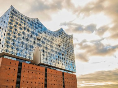 Elbe Filarmoni Salonu binası Hafen Şehri Mahallesi, Hamburg, Almanya 'da bulutlu bir günde