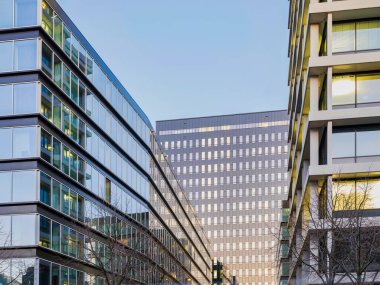 Hamburg, Almanya 'da açık mavi gökyüzü sırasında modern binalar