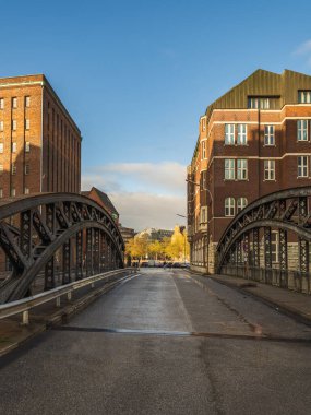 Tarihi Kırmızı Tuğla Binalar ve Hamburg, Almanya 'daki eski caddeler köprüsü