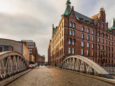 Almanya 'nın Hamburg kentindeki St. Annenfleet' de tarihi Kırmızı Tuğla Binalar ve kaldırım taşı caddeler köprüsü