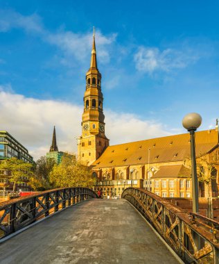 Hamburg, Almanya 'daki Hauptkirche St Katharinen Kulesi ve Jungfern Köprüsü