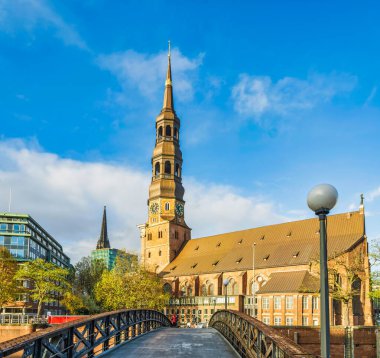 Hauptkirche St Katharinen Kulesi ve Hamburg, Almanya 'daki Jungfern Köprüsü.